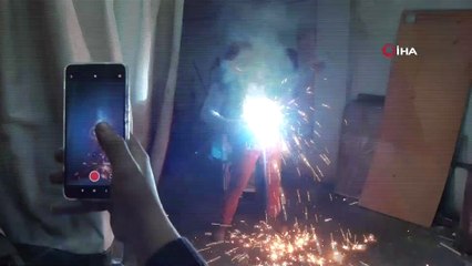 Elektro gitara benzettiği demir kürekle rock müzik yaptı