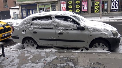KARS - Araçlar soğuktan halı ve battaniyelerle korunuyor