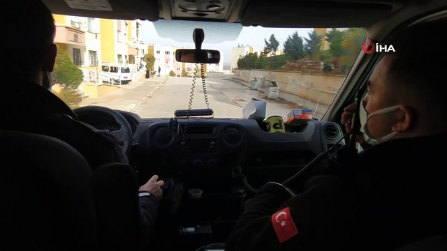 Kısıtlamada polis aracını gören çocuklar böyle kaçtı