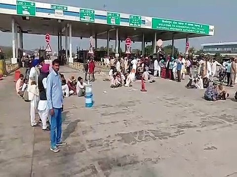 किशोरपुरा टोल प्लाजा पर दिया धरना