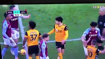 Trọng tài Ngoại hạng Anh gây sốt khi đứng nhìn cầu thủ đánh nhau