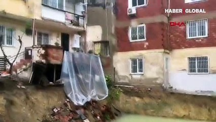 İzmir'de sağanak; yol çöktü, kayan bina tahliye edildi