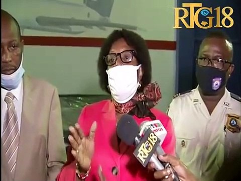 Minis afè sosyal la ak direktè EPPLS la resevwa yon lo materyèl pou konstwi kay pou polisye yo