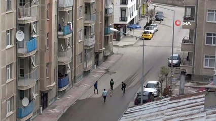 Kısıtlamayı ihlal eden çocuklar polisi görünce böyle kaçtı