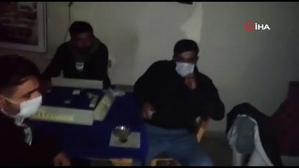 Vazgeçmiyorlar... Mum ışığında kumar oynayan kumarbazlara para cezası yağdı