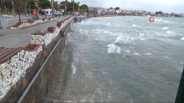 Şiddetli lodos çatı uçurdu, deniz kabardı