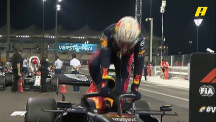 فرحة فيرشتابن مع طاقم فريق ريد بُل بالفوز الغالي في سباق جائزة أبو ظبي الكبرى