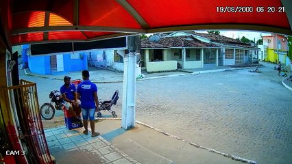 Deux hommes à cheval braquent une épicerie (Brésil)
