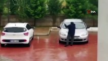 Şiddetli yağmuru fırsata çevirdiler, yağmur altında arabalarını yıkadılar