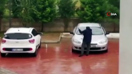 Şiddetli yağmuru fırsata çevirdiler, yağmur altında arabalarını yıkadılar