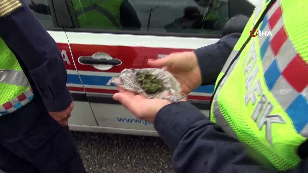 Hem kısıtlamayı ihlal ettiler, hem jandarmadan kaçtılar, hem de kaza yaptılar...Araçta esrar ele geçirildi