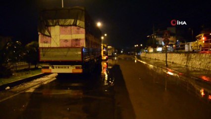 Söke’de aşırı yağış karayolunu trafiğe kapattı
