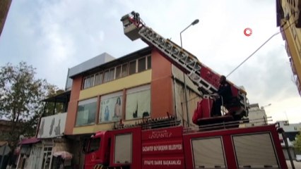 Çatıda mahsur kalan kedi mahalleyi karıştırdı