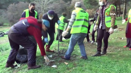 Maltepe’de ormanda çöp toplayan çevreci vatandaşlardan “atma” mesajı