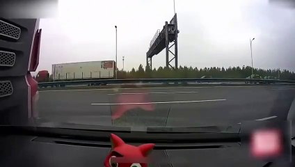 Çin’de feci kaza! Metrelerce otobanda sürüklendi