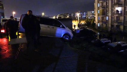 İZMİR - Sağanak nedeniyle çöken istinat duvarı 29 araca zarar verdi