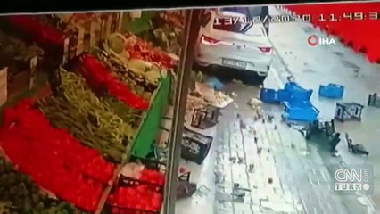 Önce araca çarptı, sonra markete daldı |Video