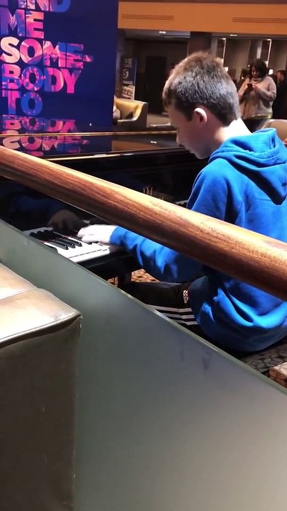 Cet ado de 12 ans joue Bohemian Rhapsody de QUEEN au piano comme un dieu en public