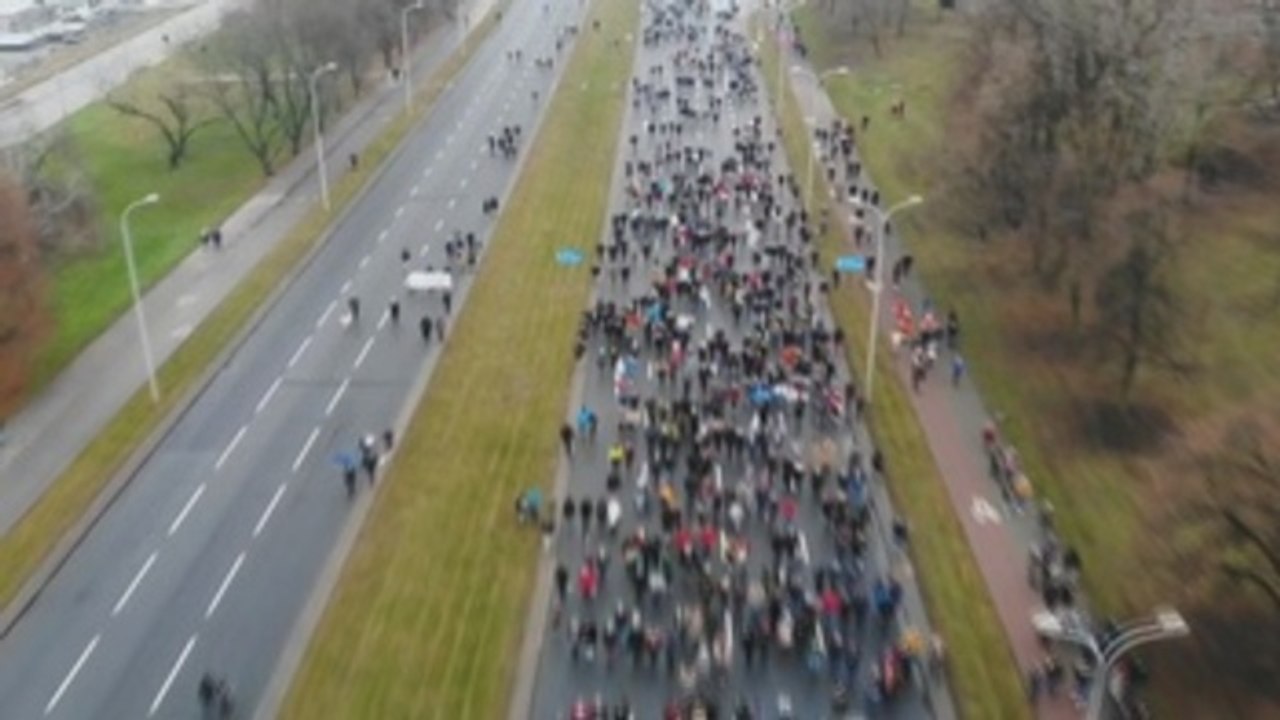 Miles de personas protestan en Varsovia contra el Gobierno polaco ...