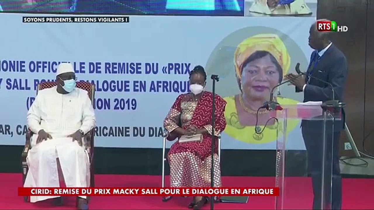Polémique sur les réseaux sociaux: La Video de Pape Diouf, partagée a été prise lors de de remise du prix Macky pour le dialogue en Afrique