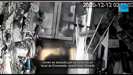 Su novio la agarró del cuello y la tiró contra la pared en un local de Ensenada: quedó todo filmado
