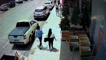 Trio furta árvore de Natal em loja do SIA