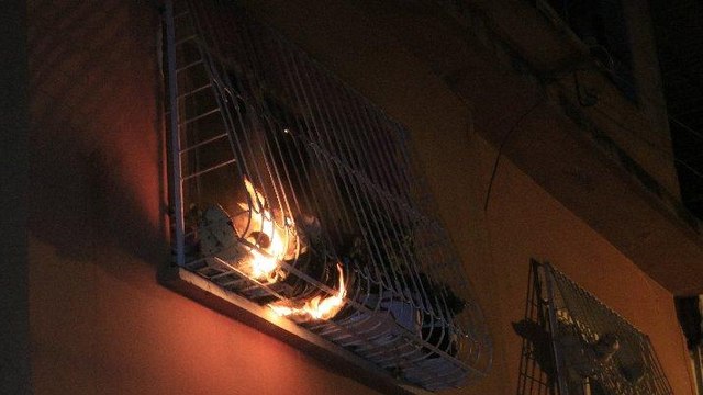 Anne ve babasını rehin aldı, oturdukları evi ateşe verdi