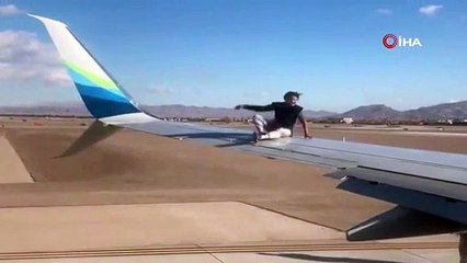 Çılgınlık bu... Kalkışa hazırlanan uçağın kanadına çıktı
