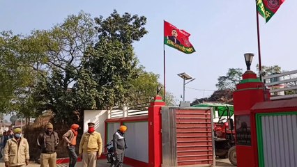 किसानों के समर्थन मे सपा के धरना प्रदर्शन को लेकर पूर्व विधायक के आवास पर भारी पुलिस बल तैनात
