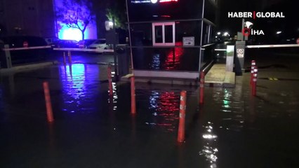 İzmir'de deniz taştı, araçlar suyun altında kaldı!