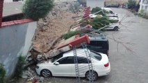 İstinat duvarı çöktü 20 araçta maddi hasar oluştu