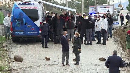 İZMİR - Sel sularına kapılan araçtaki 5 kişiden ikisi kayboldu (2)
