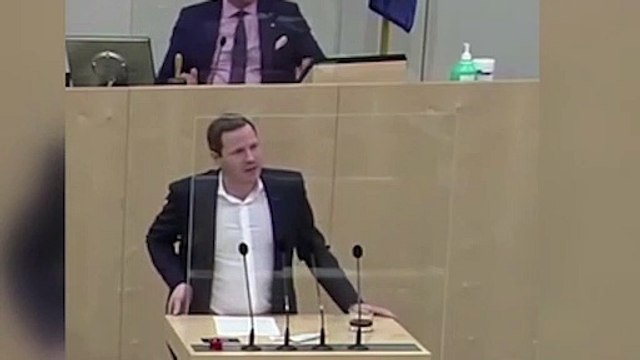 Avusturya'da bir milletvekili kürsüde kolaya Koronavirüs testi yaptı