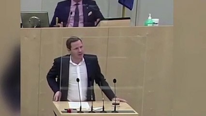 Avusturya'da bir milletvekili kürsüde kolaya Koronavirüs testi yaptı