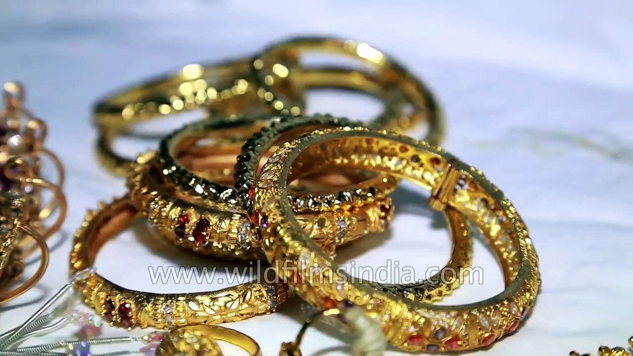 Gold necklaces, earrings, bangles being made in...