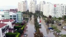 İzmir'de deniz taştı, su altında kalan sokaklar havadan görüntülendi