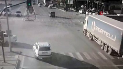 Ambulansa yol verebilmek için kazayı göze aldı