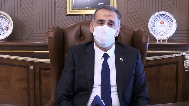 ADIYAMAN - Adıyaman Valisi Çuhadar, kaleme aldığı şiirleriyle de dikkati çekiyor