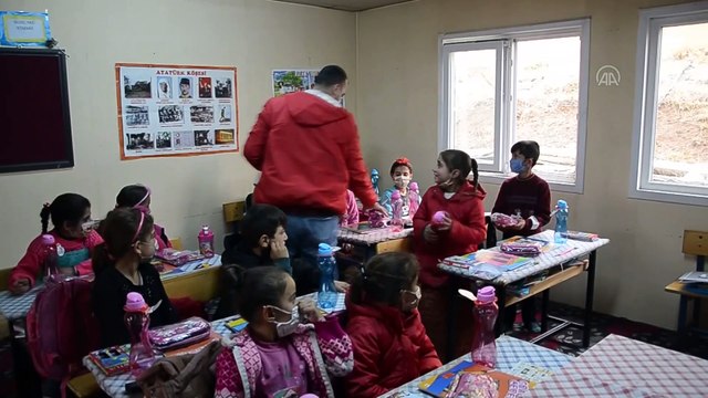 BİTLİS - Yaptığı takıları takas ettiği oyuncaklarla köylerdeki çocukların yüzünü güldürüyor