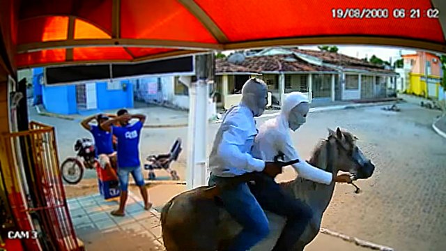 Deux hommes à cheval braquent une épicerie