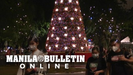 Video herunterladen: Christmas parks cheer up coronavirus-weary Filipinos