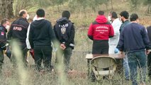 İZMİR - Sel sularına kapılan hafif ticari araçtaki 5 kişiden ikisi kayboldu - Su kanalında erkek cesedi bulundu