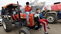 Amid Protest,Farmers playing songs and moving ahead to Delhi