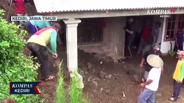 Tebing Setinggi 6 Meter Longsor Timpa Rumah Warga