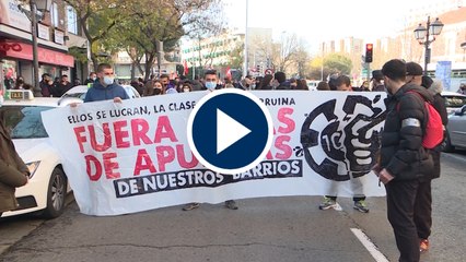 Cientos de vecinos de Carabanchel se manifiestan contra los locales de apuestas