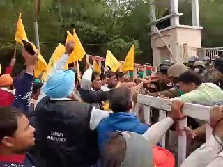 किसानों ने किया कलेक्ट्रेट का घेराव