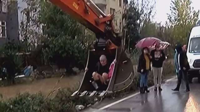 Yaşlı kadın kepçeyle kurtarıldı... O anlar canlı yayına yansıdı