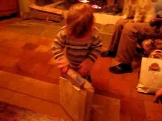 Camille ouvre ses cadeaux