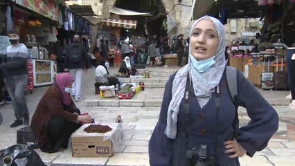 مصممة فلسطينية تدمج بين صورها عن الواقع وشخصيات كرتونية