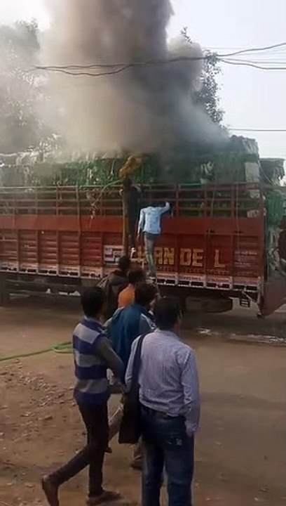 हाइवे पर खड़े ट्रक में लगी आग